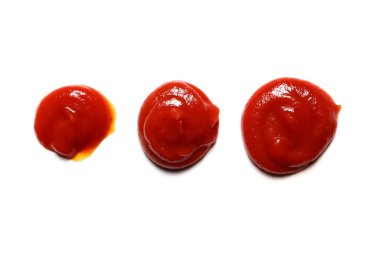 Beyaz arkaplanda izole edilmiş lezzetli ketçap damlaları