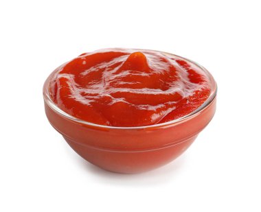 Beyaz arka planda izole edilmiş bir kase lezzetli ketçap.