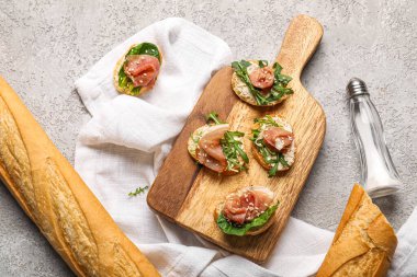 Ispanaklı lezzetli jamon bruschettalar ve grunge arkaplanda roka.