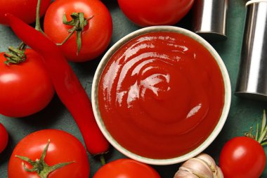 Lezzetli ketçaplı kase ve taze sebzeler masada, yakın plan.