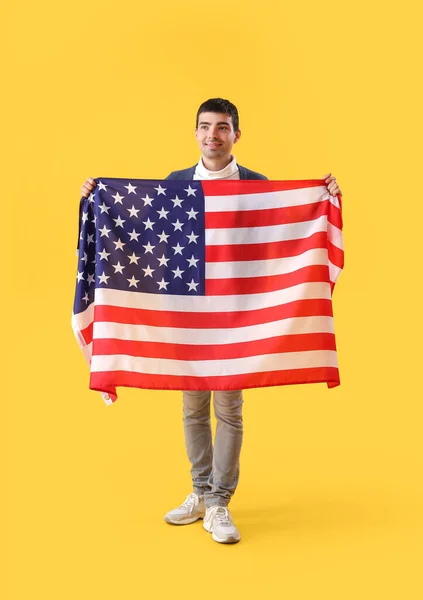 Joven Con Bandera Estados Unidos Sobre Fondo Amarillo —  Fotos de Stock
