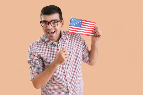 Jonge Man Bril Met Usa Vlag Beige Achtergrond — Stockfoto