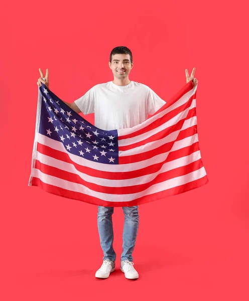 Jongeman Met Usa Vlag Rode Achtergrond — Stockfoto