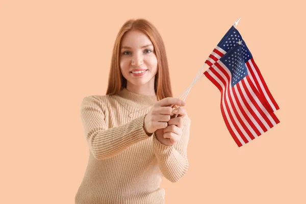 Mladá Ryšavá Žena Vlajkami Usa Béžovém Pozadí — Stock fotografie