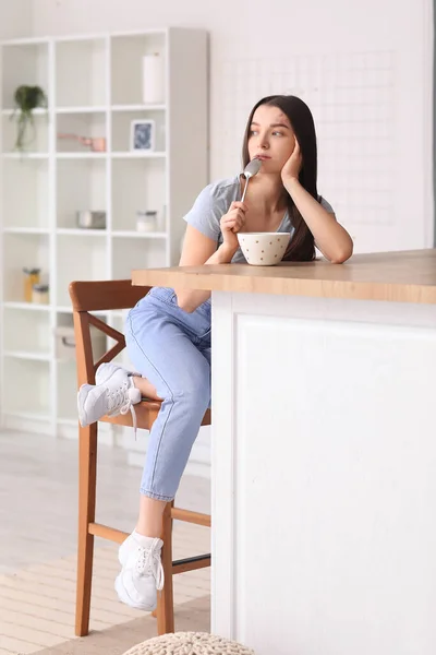 Young Woman Having Breakfast Table Kitchen — Stockfoto