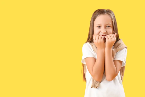 Κοριτσάκι Δαγκώνει Καρφιά Κίτρινο Φόντο — Φωτογραφία Αρχείου