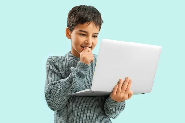 Kleine Jongen Met Laptop Bijten Nagels Blauwe Achtergrond — Stockfoto
