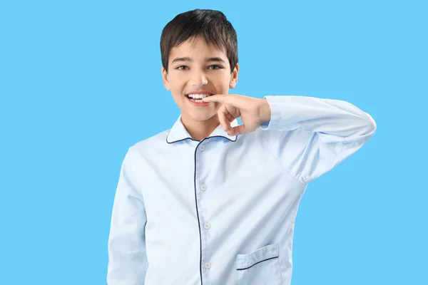 Malý Chlapec Pyžamu Kousání Nehty Modrém Pozadí — Stock fotografie