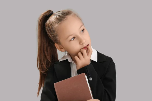 Kleines Schulmädchen Mit Büchernägeln Auf Grauem Hintergrund Nahaufnahme — Stockfoto