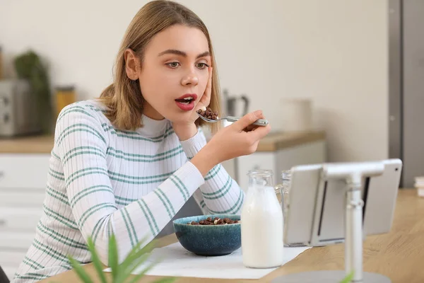 Young Woman Having Breakfast While Watching Video Table Kitchen — Stock Photo, Image