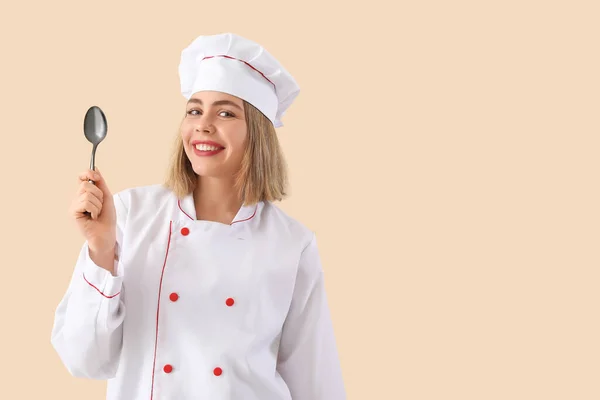 Chef Feminino Com Colher Sopa Fundo Bege — Fotografia de Stock
