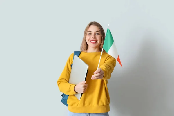Jonge Vrouw Met Vlag Van Ierland Laptop Rugzak Grijze Achtergrond — Stockfoto