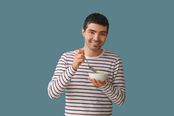 Jongeman Eten Cornflakes Met Lepel Kleur Achtergrond — Stockfoto