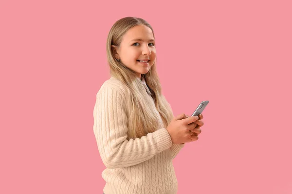 Маленькая Девочка Помощью Мобильного Телефона Розовом Фоне — стоковое фото