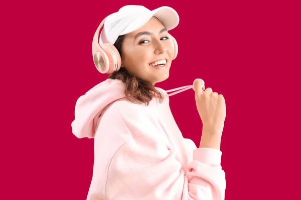 Νεαρή Γυναίκα Ακουστικά Ροζ Φόντο — Φωτογραφία Αρχείου