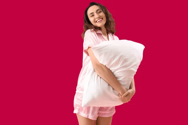 Jong Brunette Vrouw Pyjama Met Kussen Roze Achtergrond — Stockfoto