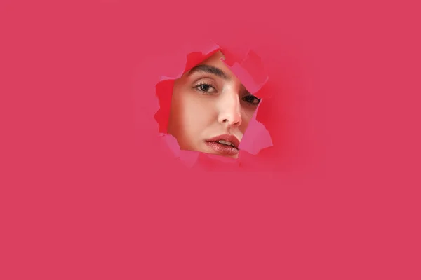 분홍색 구멍을 보이는 — 스톡 사진