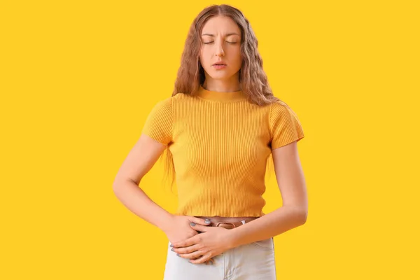 Giovane Donna Con Appendicite Sfondo Giallo — Foto Stock
