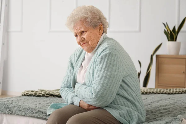 Starší Žena Apendicitidou Sedí Ložnici — Stock fotografie