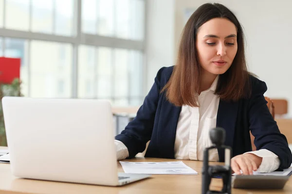 Female Accountant Working Table Office — Stock Photo, Image