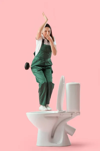Plombier Féminin Drôle Avec Piston Cuvette Toilette Sur Fond Rose — Photo