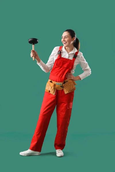 Vrouwelijke Loodgieter Met Zuiger Groene Achtergrond — Stockfoto