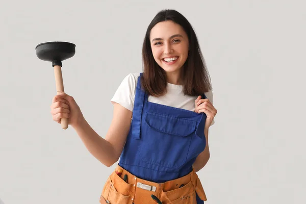 Vrouwelijke Loodgieter Met Zuiger Grijze Achtergrond — Stockfoto