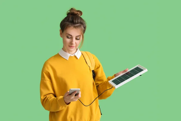 Hezká Mladá Žena Nabíjení Mobilní Telefon Přenosným Solárním Panelem Zeleném — Stock fotografie