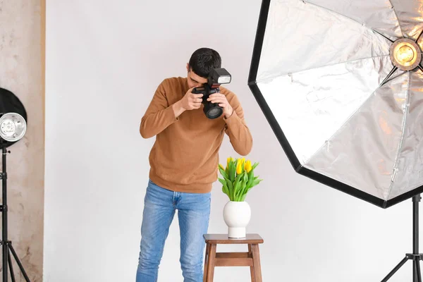 Fiatal Férfi Fotós Fényképezés Tulipánok Stúdióban — Stock Fotó