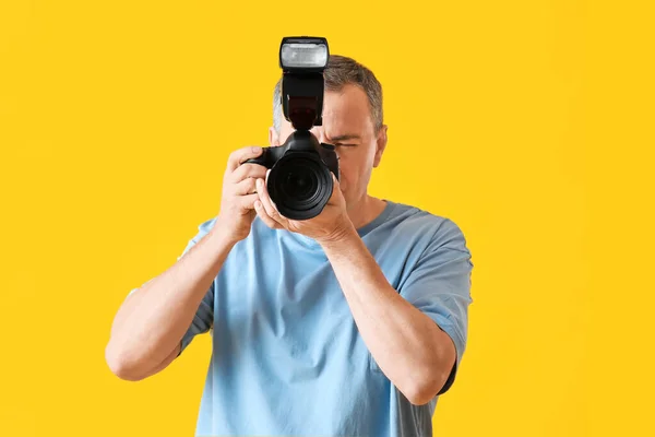 Ώριμος Φωτογράφος Επαγγελματική Κάμερα Κίτρινο Φόντο — Φωτογραφία Αρχείου