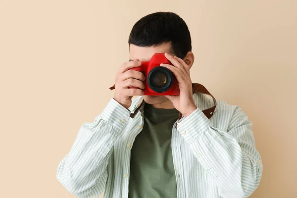 Jonge Mannelijke Fotograaf Met Professionele Camera Beige Achtergrond Close — Stockfoto