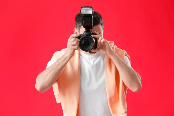 Fotógrafo Masculino Con Cámara Profesional Sobre Fondo Rojo — Foto de Stock