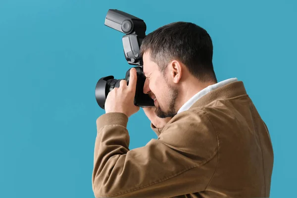 Fotógrafo Masculino Con Cámara Profesional Sobre Fondo Azul Primer Plano —  Fotos de Stock