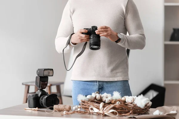 Mature Photographer Taking Picture Easter Wreath Studio — Stock Photo, Image