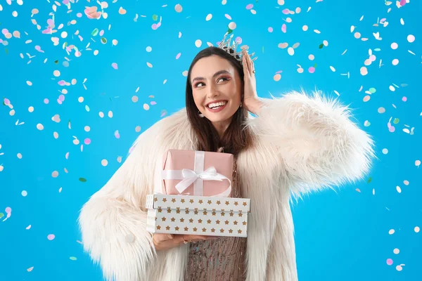 Gyönyörű Koronában Születésnapi Ajándékok Kék Háttér — Stock Fotó
