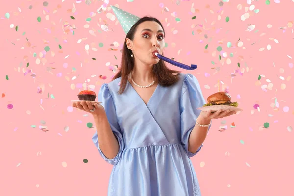 Gelukkig Jong Vrouw Met Partij Blower Voedsel Vieren Verjaardag Roze — Stockfoto