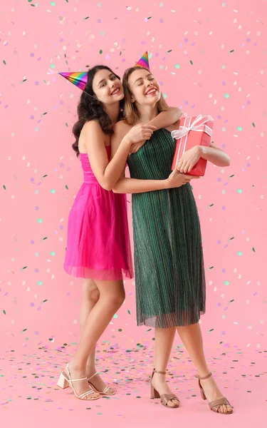 Gelukkig Jonge Vrouwen Vieren Verjaardag Roze Achtergrond — Stockfoto