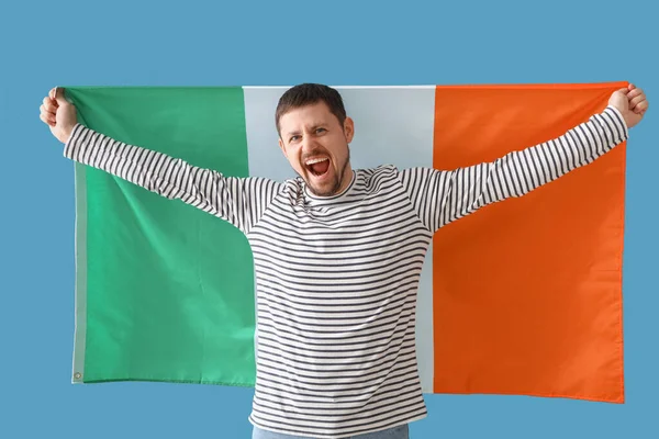 Knappe Man Met Vlag Van Ierland Blauwe Achtergrond — Stockfoto