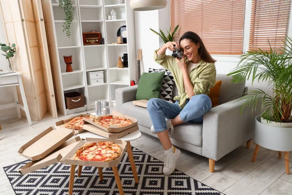 Hermosa Mujer Con Cámara Tomando Fotos Sabrosa Pizza Casa — Foto de Stock