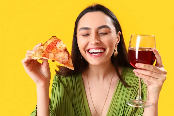Młoda Kobieta Smaczną Pizzą Kieliszkiem Wina Żółtym Tle Zbliżenie — Zdjęcie stockowe