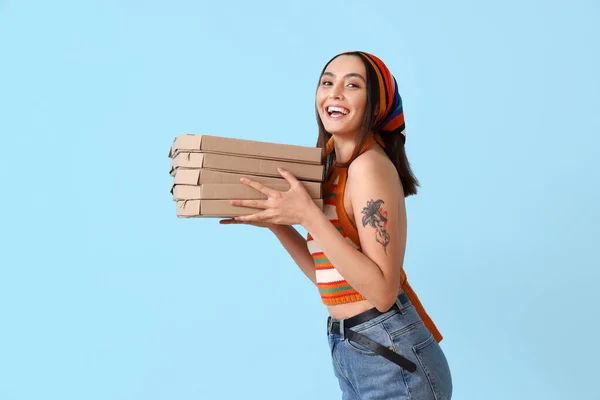 Piękna Kobieta Pudełkami Smacznej Pizzy Niebieskim Tle — Zdjęcie stockowe