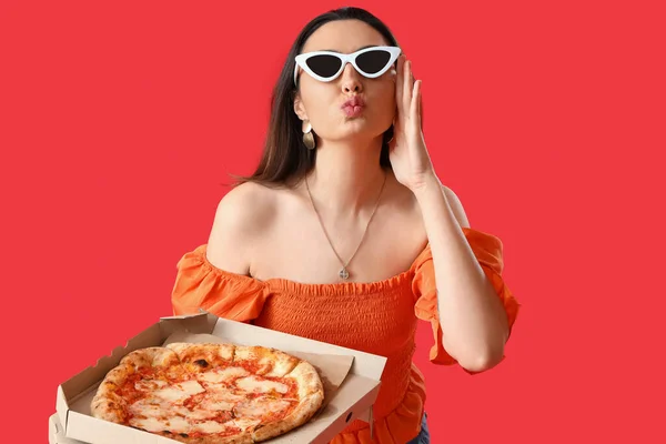 Beautiful Woman Sunglasses Box Tasty Pizza Blowing Kiss Red Background — Stock Photo, Image