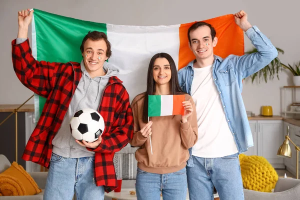 Šťastní Přátelé Vlajkami Irska Fotbalový Míč Doma — Stock fotografie