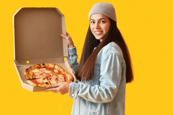 Jonge Vrouw Met Doos Lekkere Pizza Gele Achtergrond — Stockfoto
