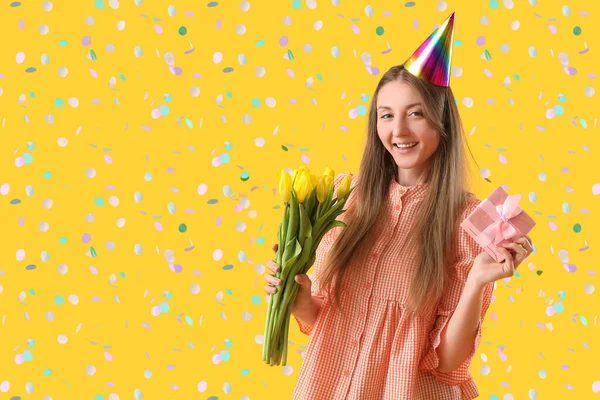 Щаслива Молода Жінка Подарунком День Народження Тюльпанами Жовтому Тлі — стокове фото