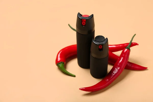 Spraya Med Chili Paprika Beige Bakgrund — Stockfoto