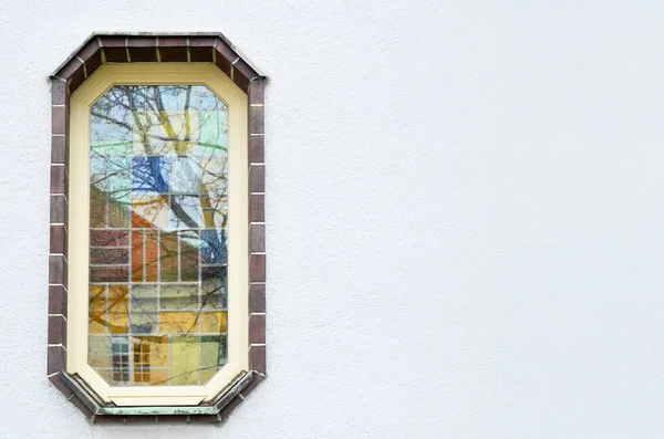 Blick Auf Weißes Gebäude Mit Schönem Fenster — Stockfoto