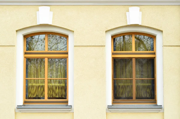 Вид Красивое Здание Деревянными Окнами — стоковое фото