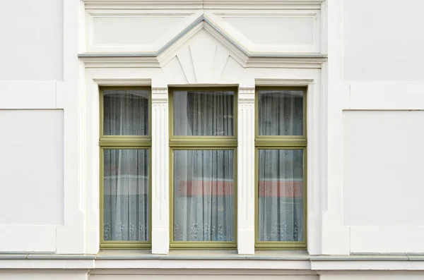 Blick Auf Weißes Gebäude Mit Fenstern — Stockfoto