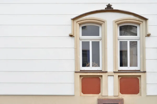Blick Auf Schönes Gebäude Mit Holzfenstern — Stockfoto
